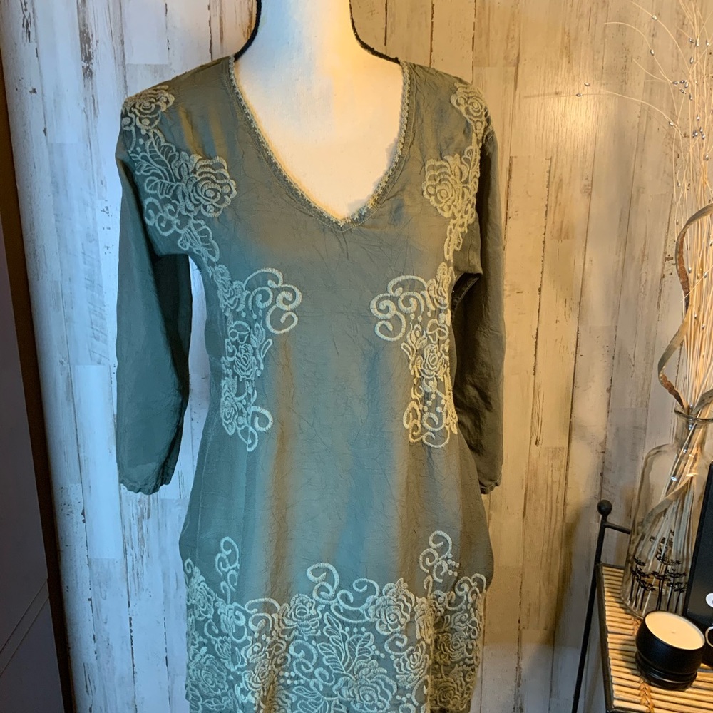 Johnny Was embriodered v neck blouse with pockets. Size S.